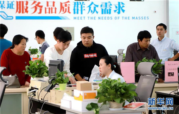山东青岛：政务大厅“一站式”为民服务