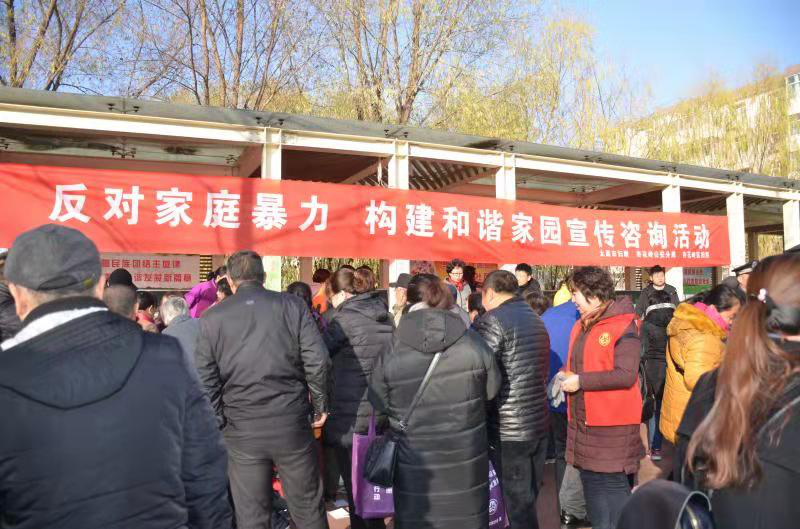 太原市杏花岭分局三桥派出所开展反家庭暴力宣传咨询活动