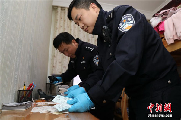 武汉铁路警方捣毁一制假窝点 查获假火车票25000余张