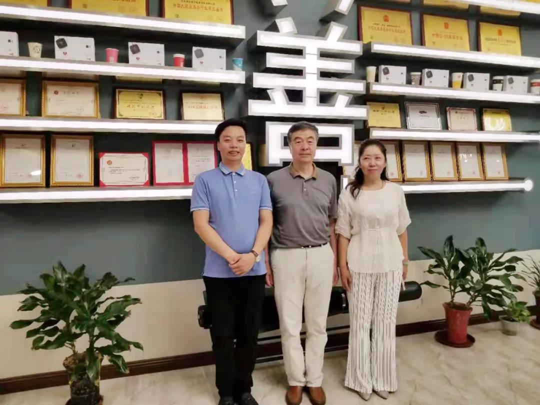 健康工程组委会主任何丕洁考察善在量子，董事长陈恩军陪同