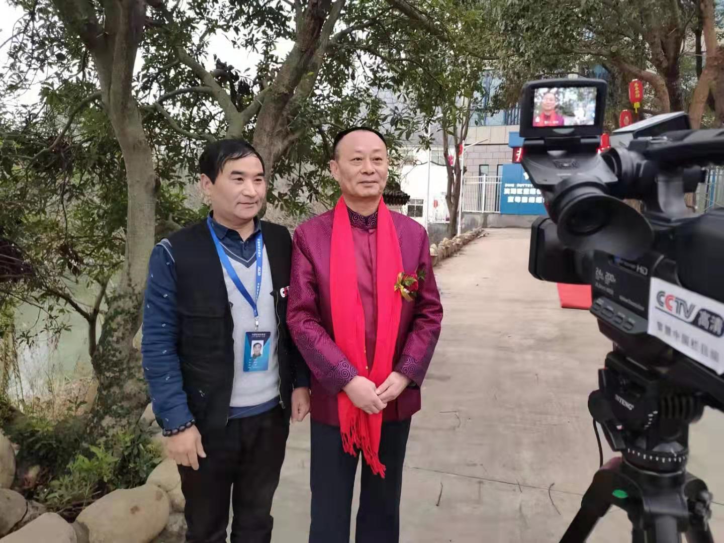 图为央视 编导,知名作家怀家伦先生(左)与国实集团董事局主席老狼赵旭