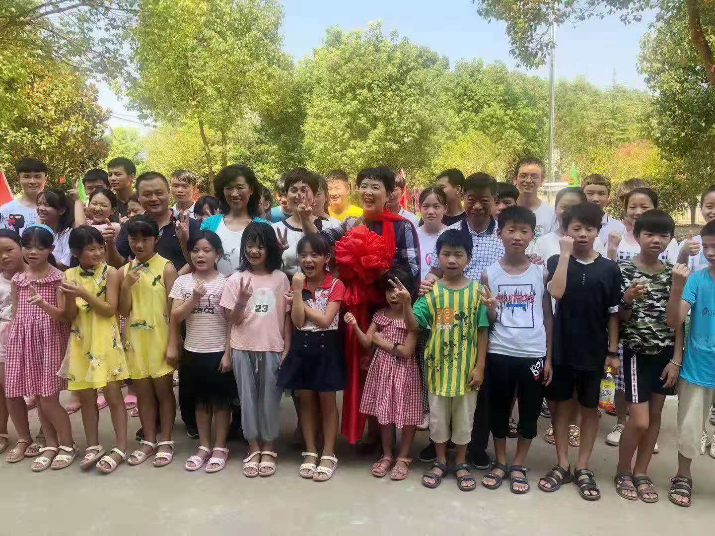 宋馨主席为“全国宋馨心理公益爱心联盟”江西太阳村心理教育基地揭牌